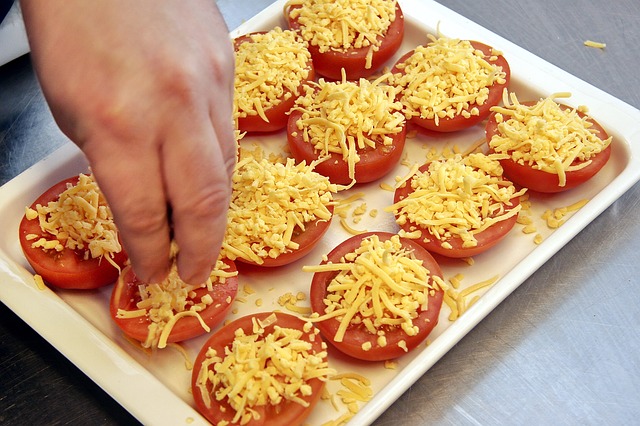 rajčata, sýr, ruka
