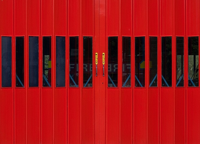 červená požárnická vrata