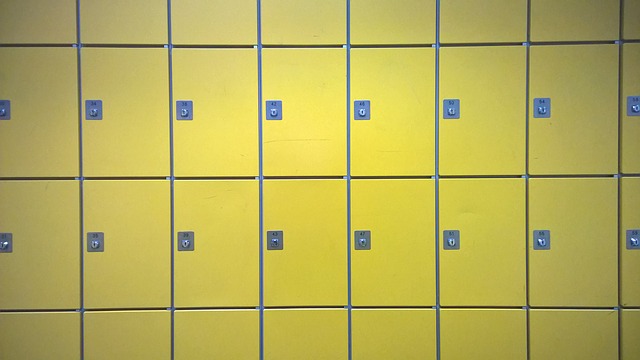 žluté zamykací skříňky