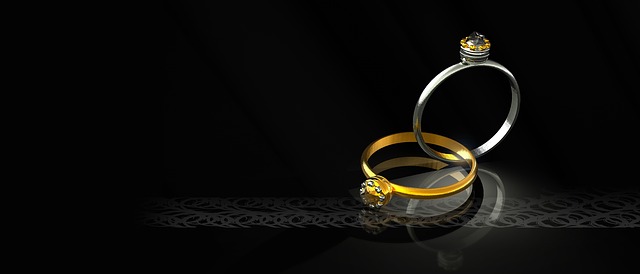 stříbrný a zlatý prsten, kamínky