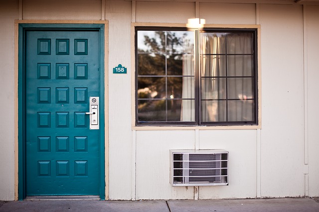 modré dveře, okna, klimatizace výdech