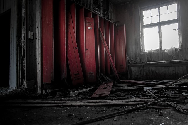 stará místnost, rozbité červené skříňky