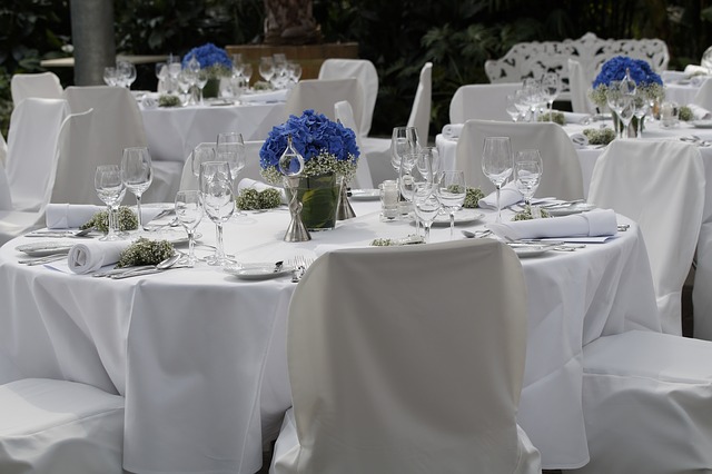 bílé stoly, modré květiny, svatba, hostina