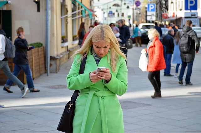 blondýna, zelený kabátek, mobil