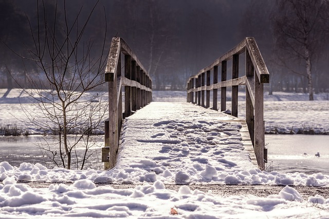 sníh na mostě