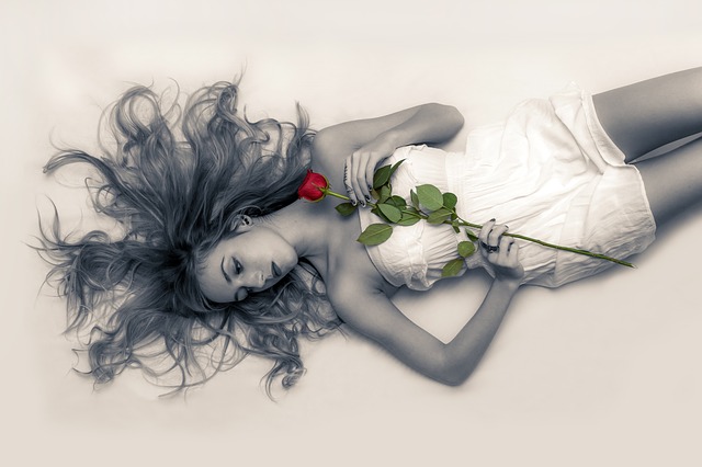 mladá dívka a růže.jpg