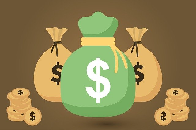 měšce plné peněz na hnědém pozadí