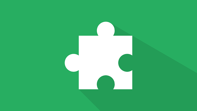 chybějící dílek puzzle na zeleném podkladu