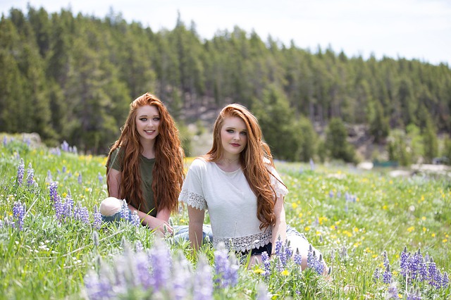 dvě ženy se zrzavými dlouhými vlasy